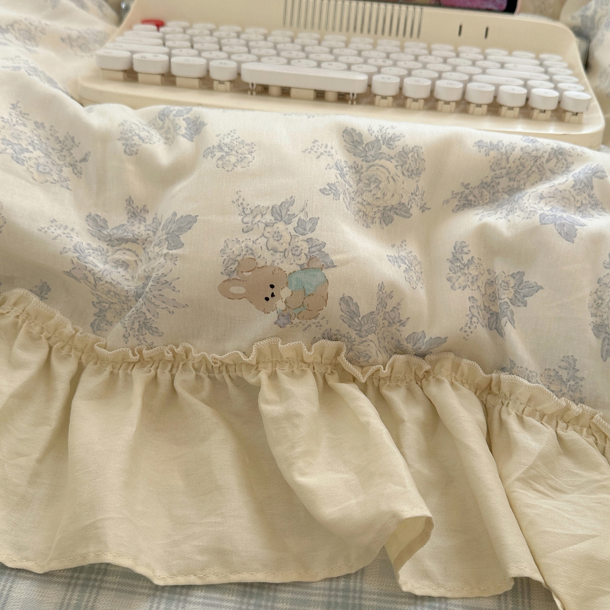 91家纺网 家纺一手货源 找家纺 瑞莱 2026春夏新款全棉纯棉印花韩系卡通花边四件套 秘境