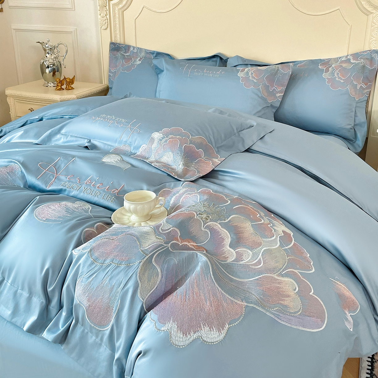 置顶家纺 2026春夏新款130克磨毛花间集刺绣小清新四件套-风格二 花间集-天空蓝