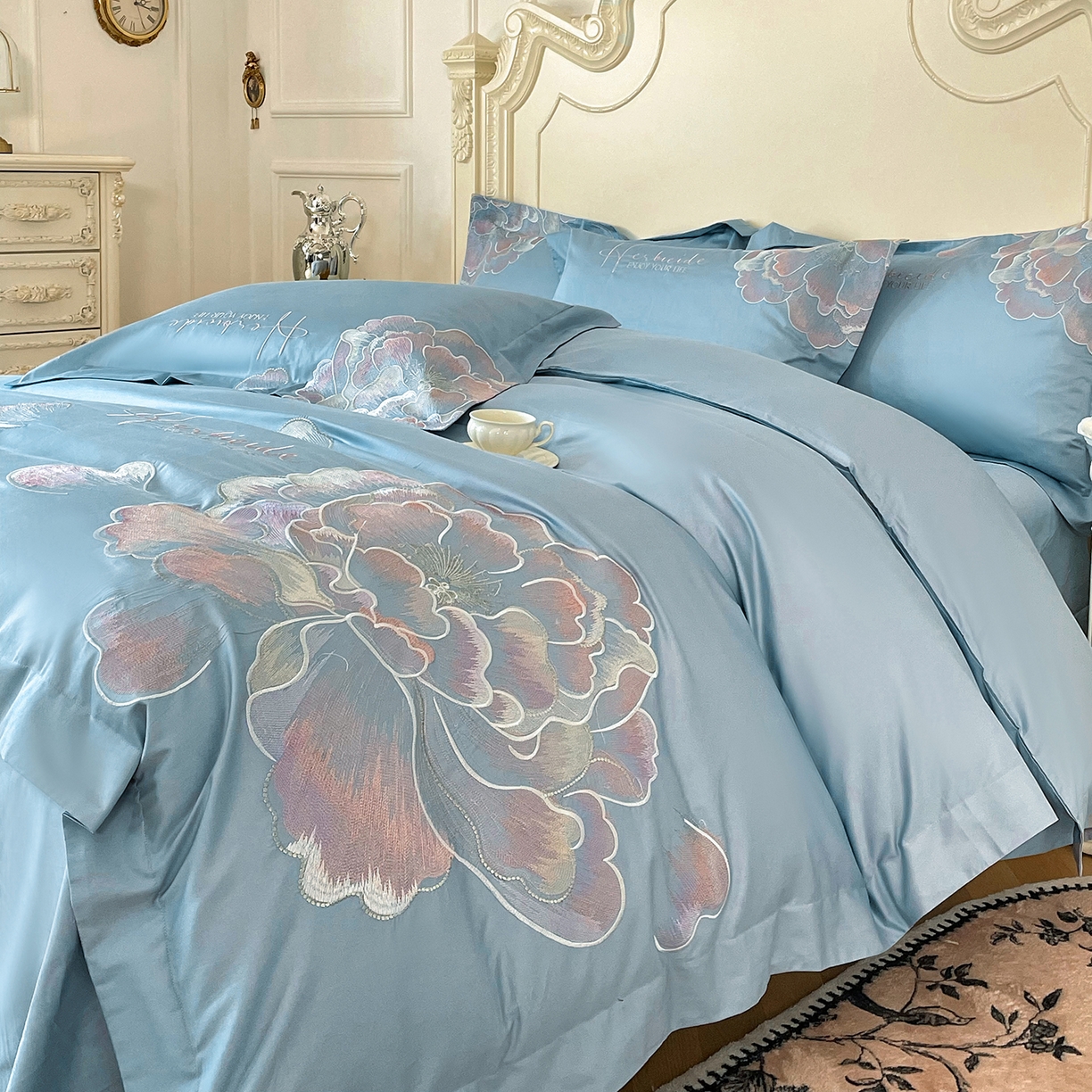 91家纺网 家纺一手货源 找家纺 置顶家纺 2026春夏新款130克磨毛花间集刺绣小清新四件套-风格二 花间集-天空蓝