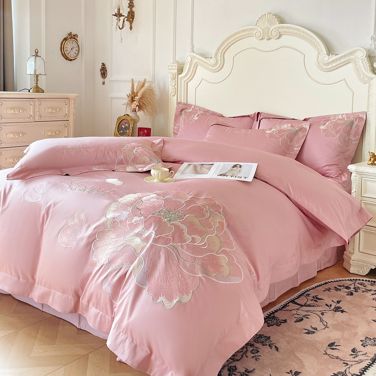 91家纺网 家纺一手货源 找家纺 置顶家纺 2026春夏新款130克磨毛花间集刺绣小清新四件套-风格二 花间集-浅豆沙