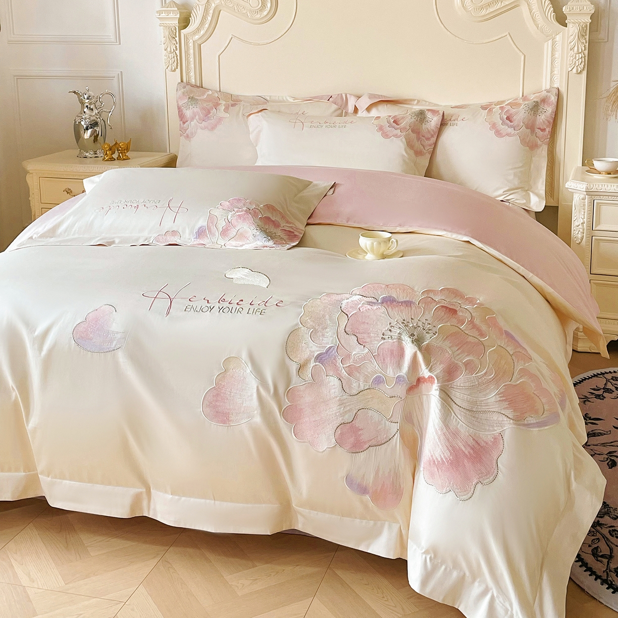 91家纺网 家纺一手货源 找家纺 置顶家纺 2026春夏新款130克磨毛花间集刺绣小清新四件套-风格二 花间集-白+粉