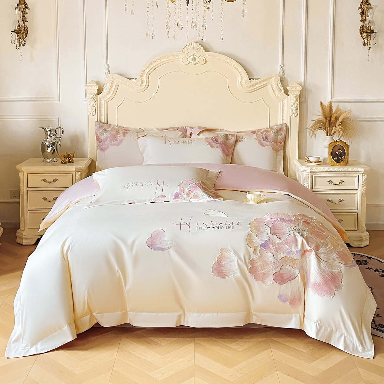 91家纺网 家纺一手货源 找家纺 置顶家纺 2026春夏新款130克磨毛花间集刺绣小清新四件套-风格二 花间集-白+粉