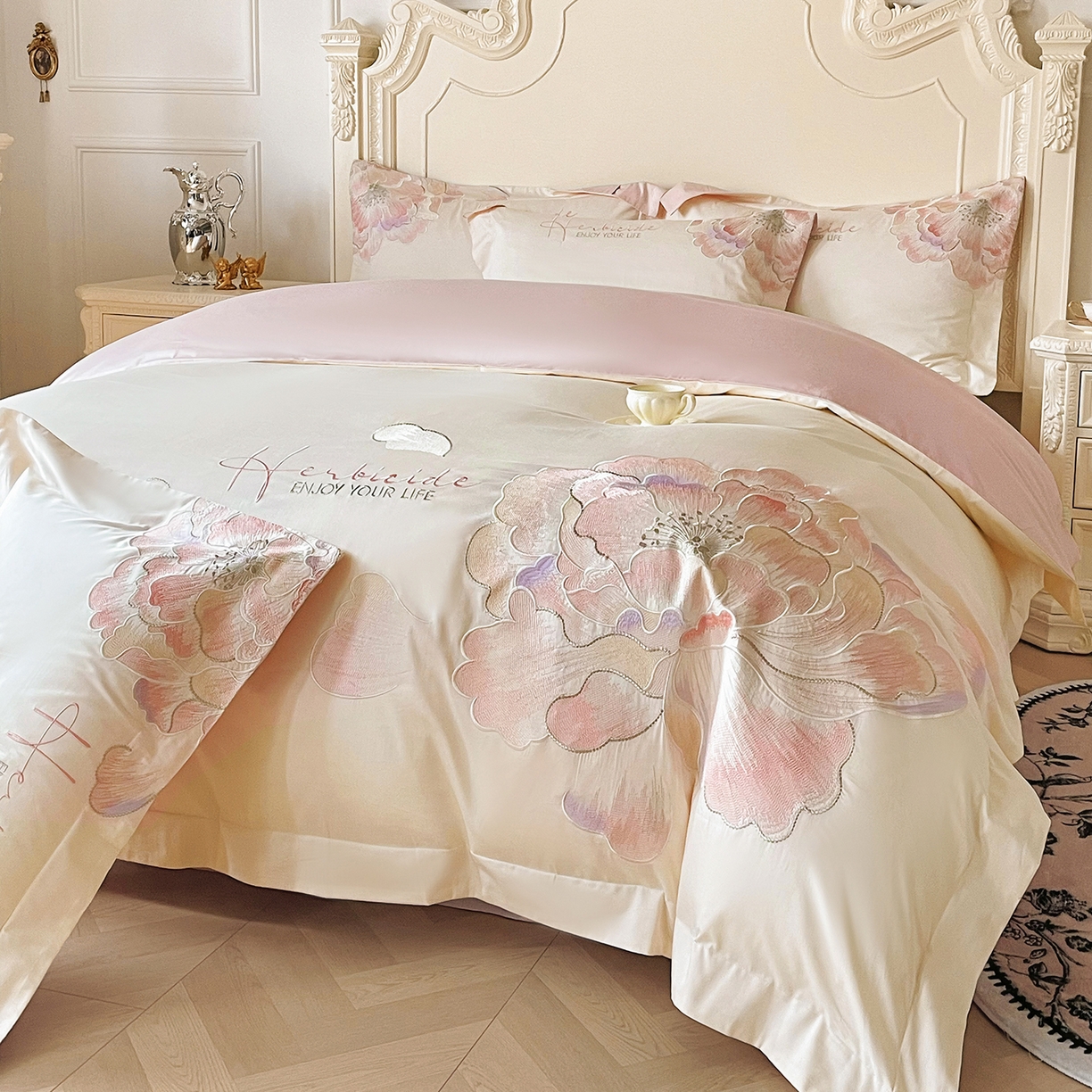 91家纺网 家纺一手货源 找家纺 置顶家纺 2026春夏新款130克磨毛花间集刺绣小清新四件套-风格二 花间集-白+粉