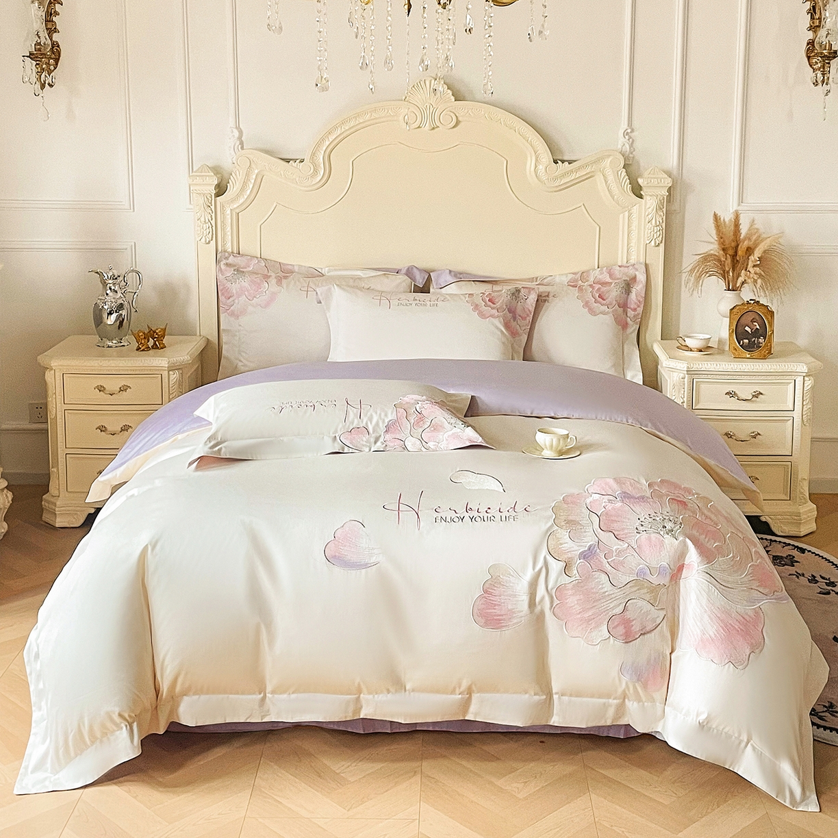 91家纺网 家纺一手货源 找家纺 置顶家纺 2026春夏新款130克磨毛花间集刺绣小清新四件套-风格二 花间集-白+香芋色