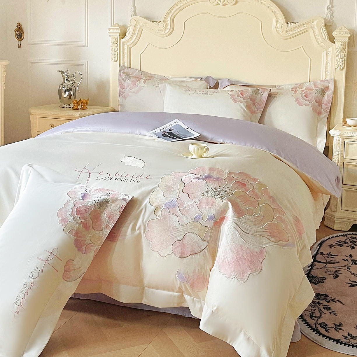 91家纺网 家纺一手货源 找家纺 置顶家纺 2026春夏新款130克磨毛花间集刺绣小清新四件套-风格二 花间集-白+香芋色