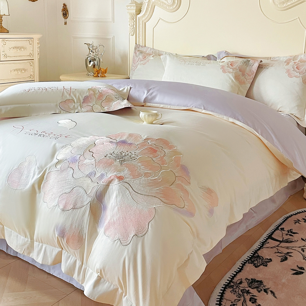 91家纺网 家纺一手货源 找家纺 置顶家纺 2026春夏新款130克磨毛花间集刺绣小清新四件套-风格二 花间集-白+香芋色