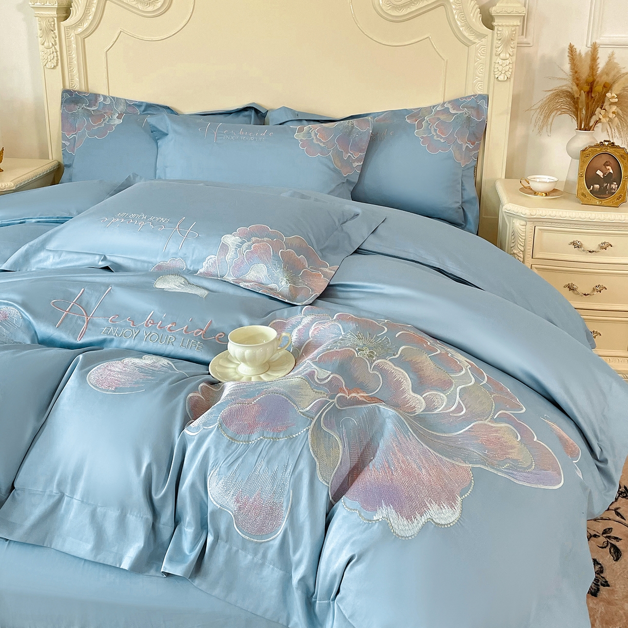 91家纺网 家纺一手货源 找家纺 置顶家纺 2026春夏新款130克磨毛花间集刺绣小清新四件套-风格二 花间集-天空蓝