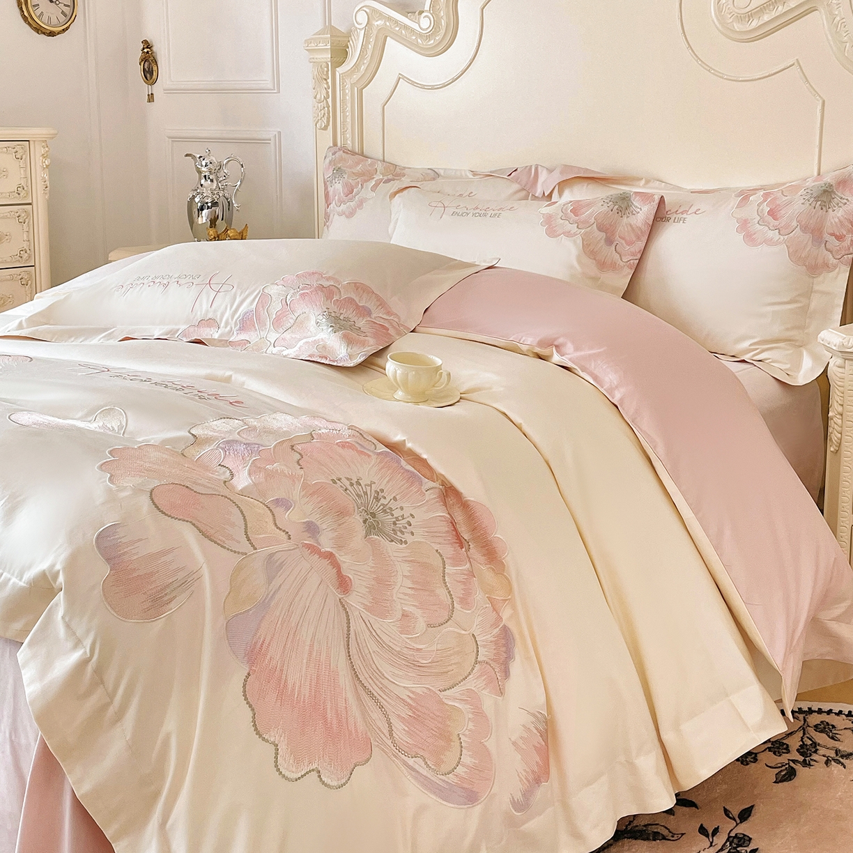 91家纺网 家纺一手货源 找家纺 置顶家纺 2026春夏新款130克磨毛花间集刺绣小清新四件套-风格二 花间集-白+粉