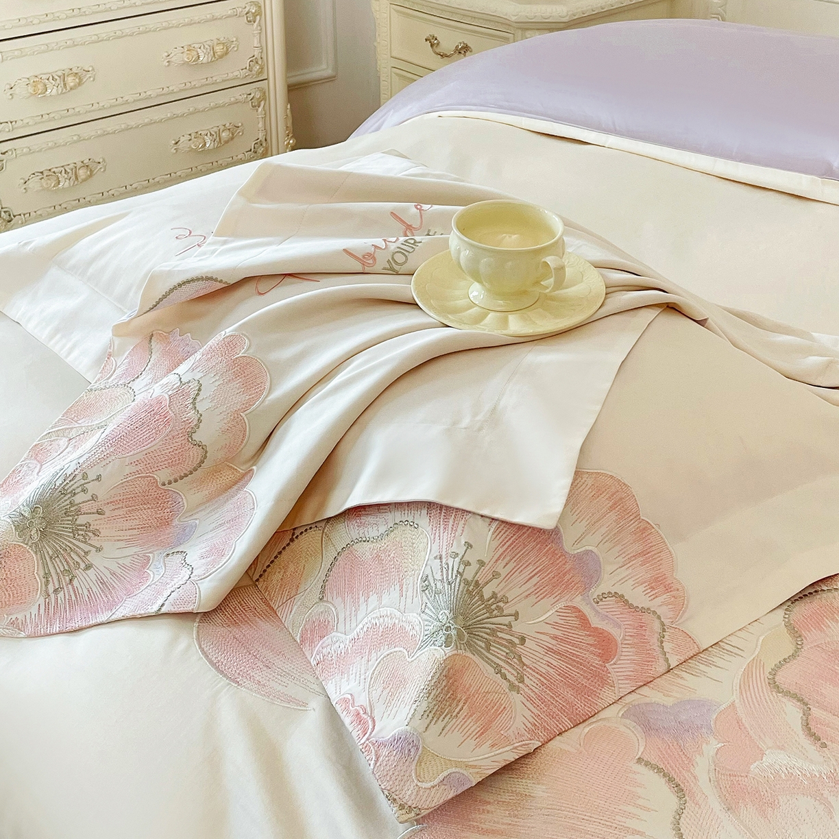 91家纺网 家纺一手货源 找家纺 置顶家纺 2026春夏新款130克磨毛花间集刺绣小清新四件套-风格二 花间集-白+香芋色