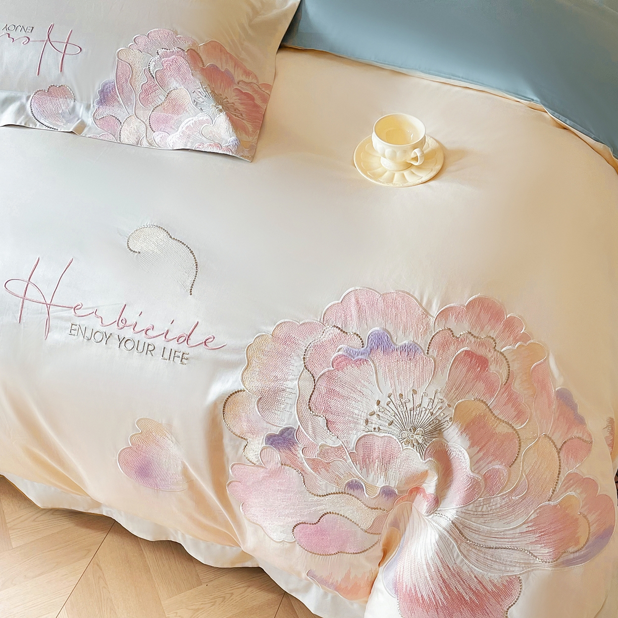 91家纺网 家纺一手货源 找家纺 置顶家纺 2026春夏新款130克磨毛花间集刺绣小清新四件套-风格二 花间集-白+繁星蓝