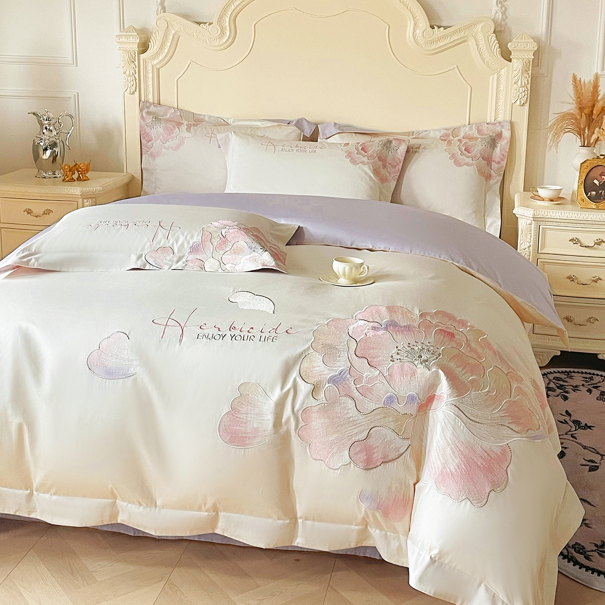 91家纺网 家纺一手货源 找家纺 置顶家纺 2026春夏新款130克磨毛花间集刺绣小清新四件套-风格二 花间集-白+香芋色