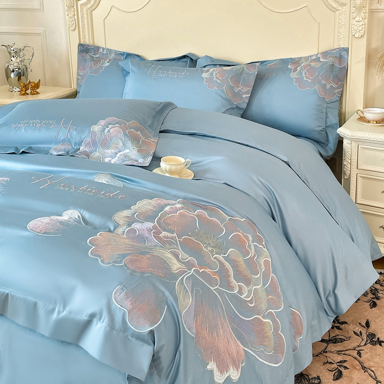 91家纺网 家纺一手货源 找家纺 置顶家纺 2026春夏新款130克磨毛花间集刺绣小清新四件套-风格二 花间集-天空蓝