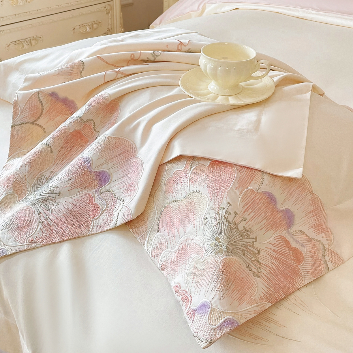 91家纺网 家纺一手货源 找家纺 置顶家纺 2026春夏新款130克磨毛花间集刺绣小清新四件套-风格二 花间集-白+粉