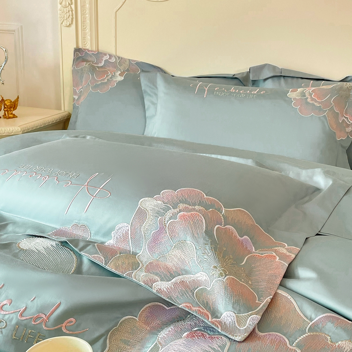 91家纺网 家纺一手货源 找家纺 置顶家纺 2026春夏新款130克磨毛花间集刺绣小清新四件套-风格二 花间集-繁星蓝