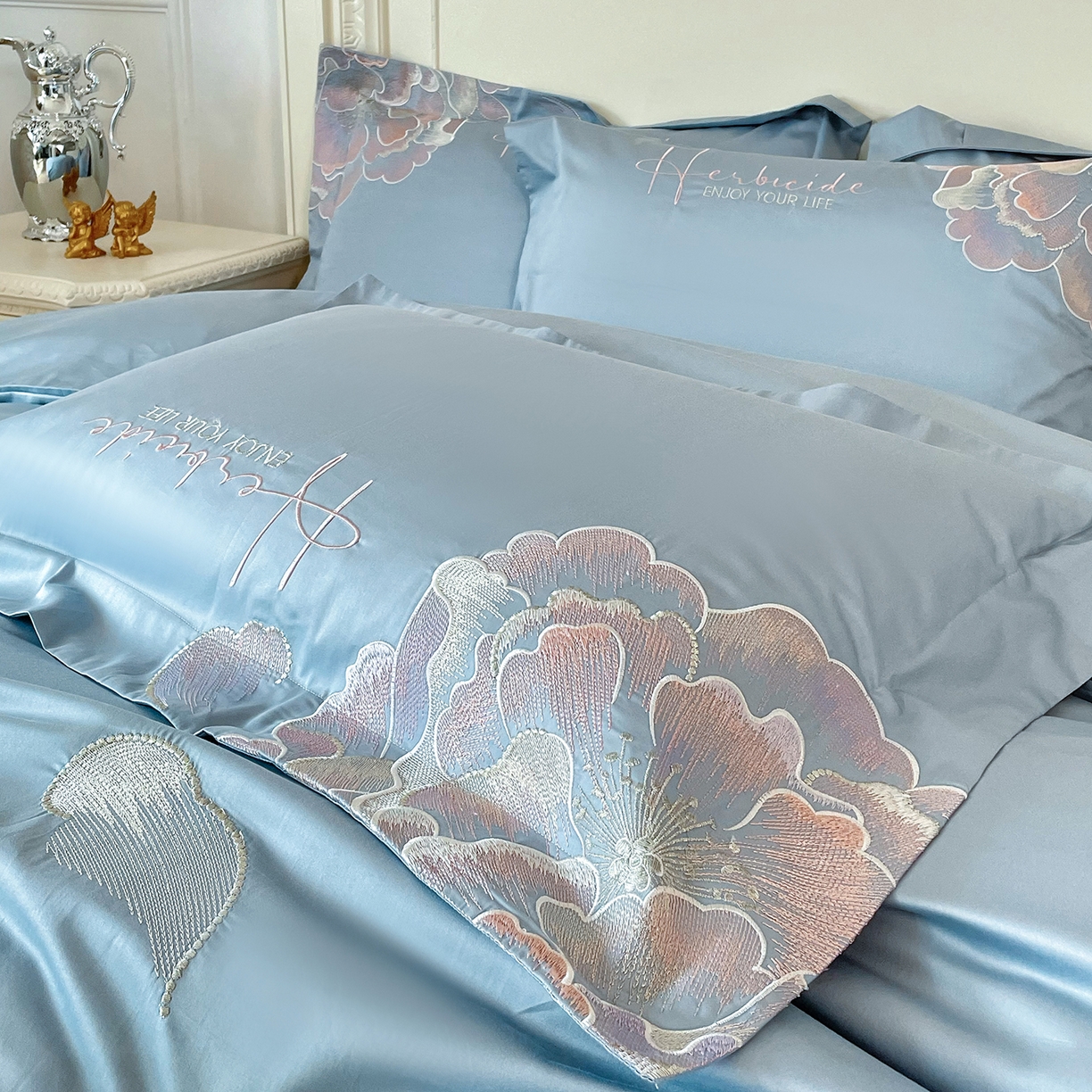 91家纺网 家纺一手货源 找家纺 置顶家纺 2026春夏新款130克磨毛花间集刺绣小清新四件套-风格二 花间集-天空蓝