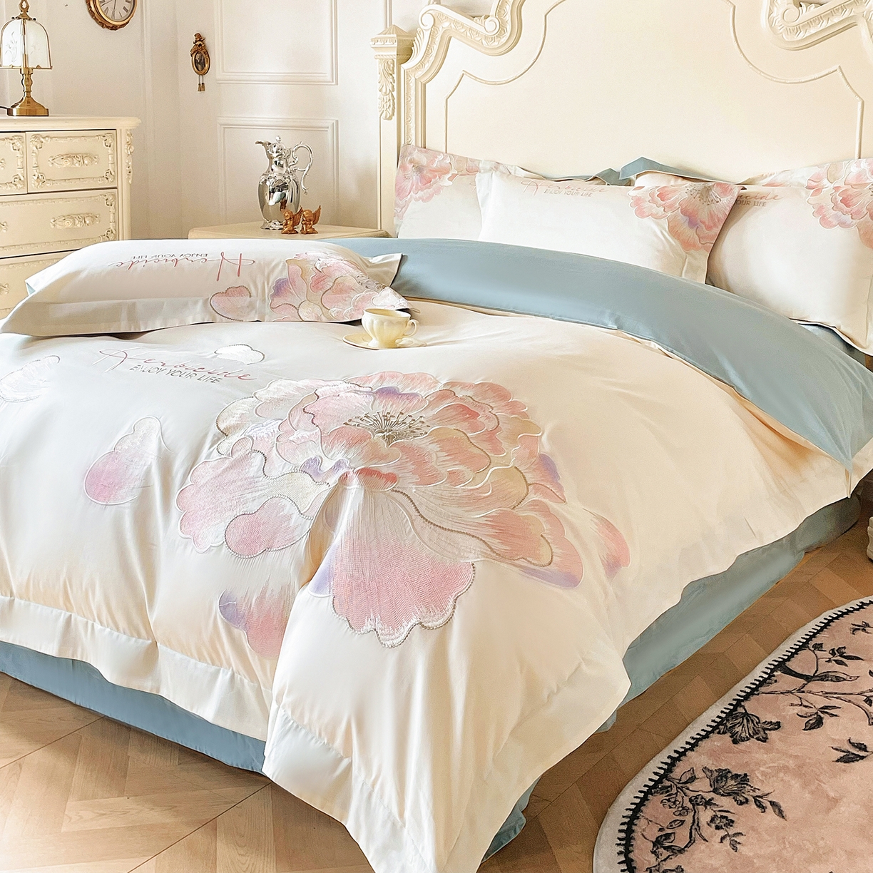 91家纺网 家纺一手货源 找家纺 置顶家纺 2026春夏新款130克磨毛花间集刺绣小清新四件套-风格二 花间集-白+繁星蓝