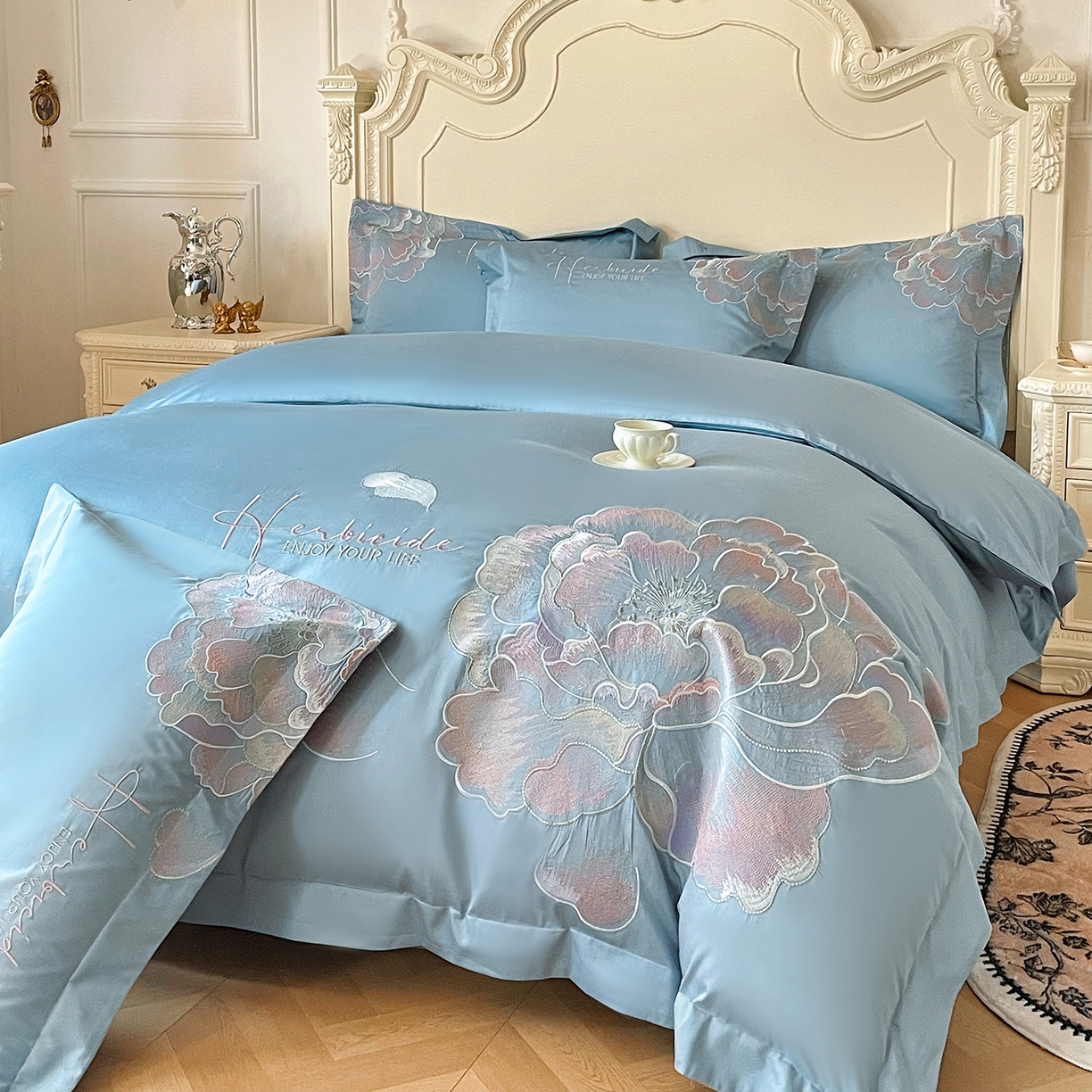 91家纺网 家纺一手货源 找家纺 置顶家纺 2026春夏新款130克磨毛花间集刺绣小清新四件套-风格二 花间集-天空蓝