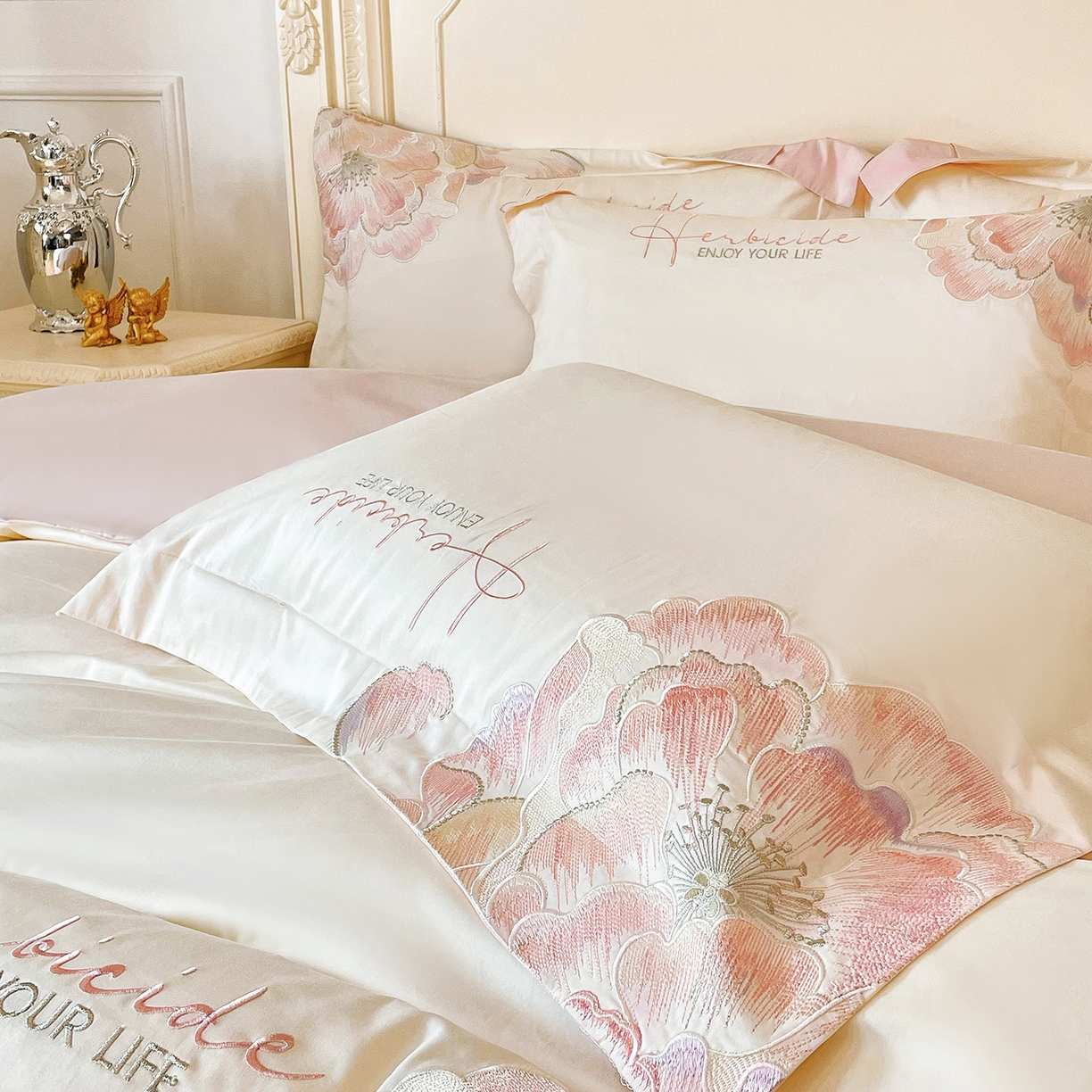 91家纺网 家纺一手货源 找家纺 置顶家纺 2026春夏新款130克磨毛花间集刺绣小清新四件套-风格二 花间集-白+粉