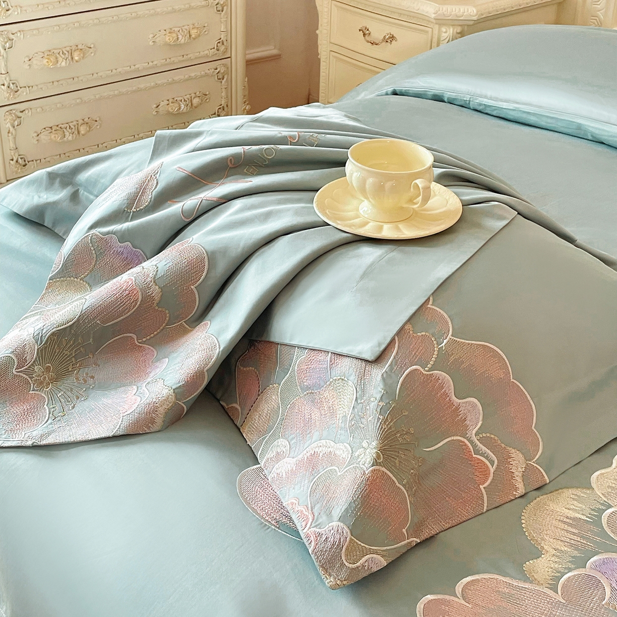 91家纺网 家纺一手货源 找家纺 置顶家纺 2026春夏新款130克磨毛花间集刺绣小清新四件套-风格二 花间集-繁星蓝