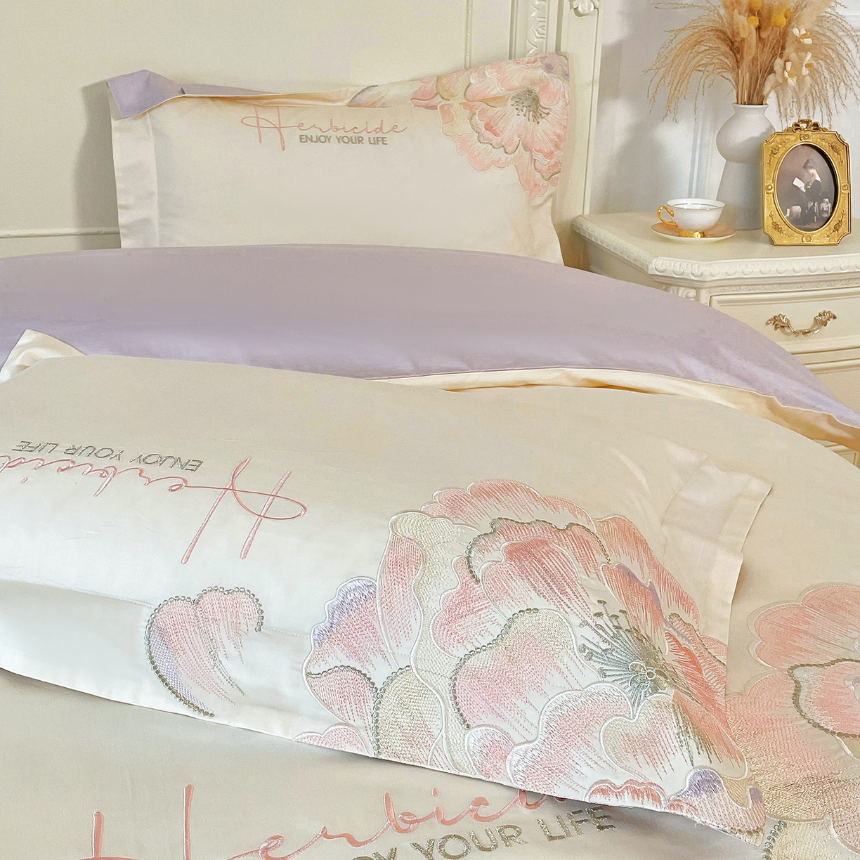 91家纺网 家纺一手货源 找家纺 置顶家纺 2026春夏新款130克磨毛花间集刺绣小清新四件套-风格二 花间集-白+香芋色