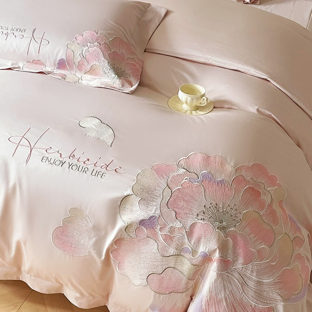 91家纺网 家纺一手货源 找家纺 置顶家纺 2026春夏新款130克磨毛花间集刺绣小清新四件套-风格二 花间集-粉