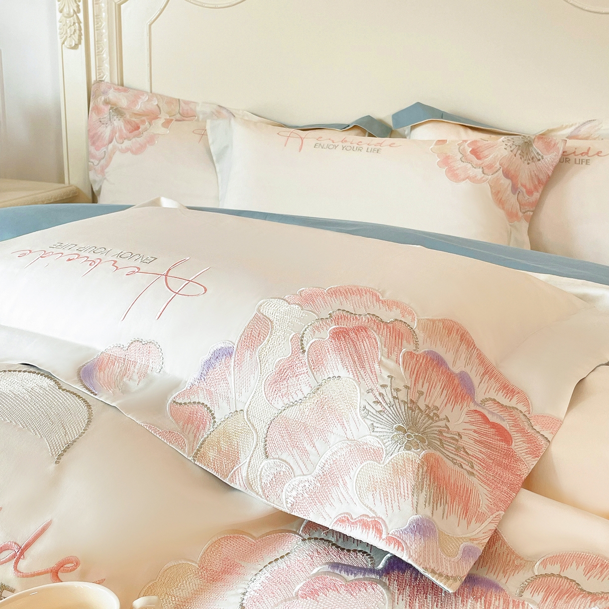 91家纺网 家纺一手货源 找家纺 置顶家纺 2026春夏新款130克磨毛花间集刺绣小清新四件套-风格二 花间集-白+繁星蓝