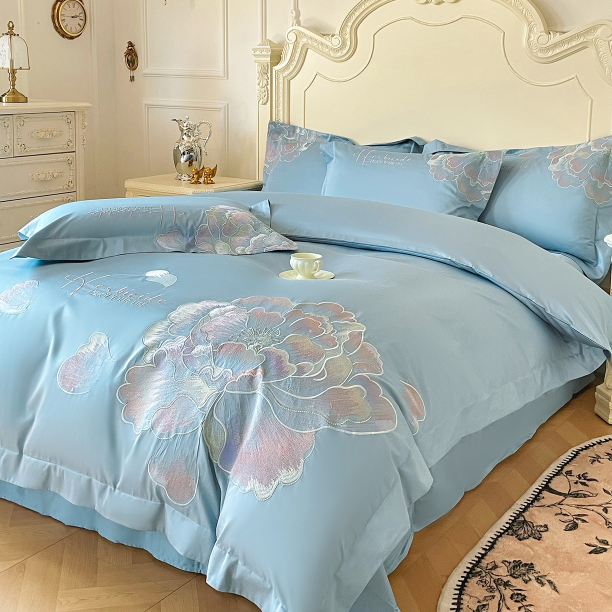 91家纺网 家纺一手货源 找家纺 置顶家纺 2026春夏新款130克磨毛花间集刺绣小清新四件套-风格二 花间集-天空蓝