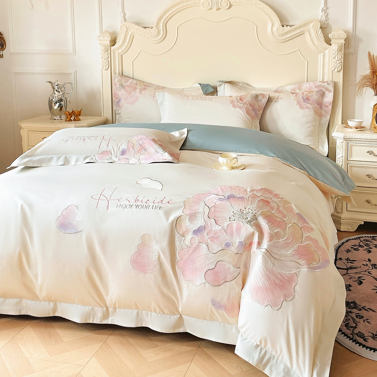 91家纺网 家纺一手货源 找家纺 置顶家纺 2026春夏新款130克磨毛花间集刺绣小清新四件套-风格二 花间集-白+繁星蓝