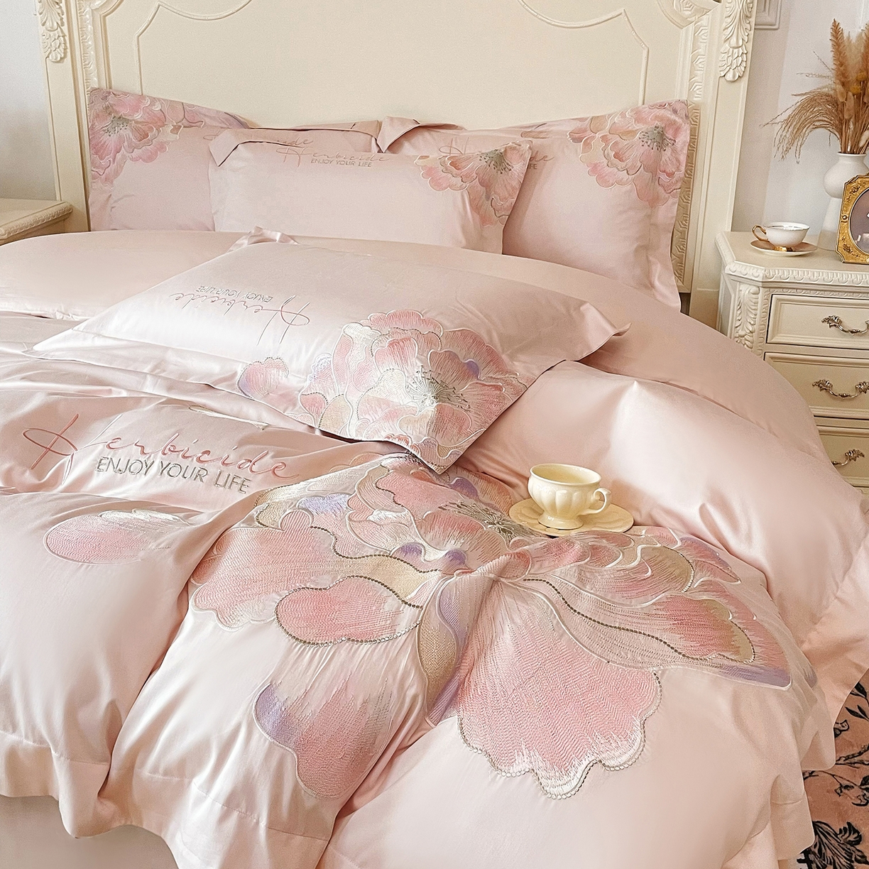 91家纺网 家纺一手货源 找家纺 置顶家纺 2026春夏新款130克磨毛花间集刺绣小清新四件套-风格二 花间集-粉