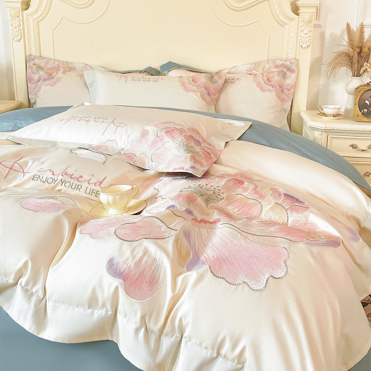 91家纺网 家纺一手货源 找家纺 置顶家纺 2026春夏新款130克磨毛花间集刺绣小清新四件套-风格二 花间集-白+繁星蓝