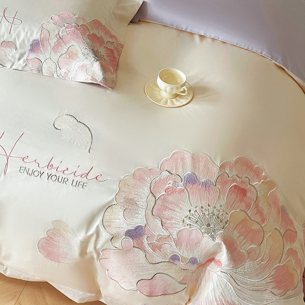 91家纺网 家纺一手货源 找家纺 置顶家纺 2026春夏新款130克磨毛花间集刺绣小清新四件套-风格二 花间集-白+香芋色