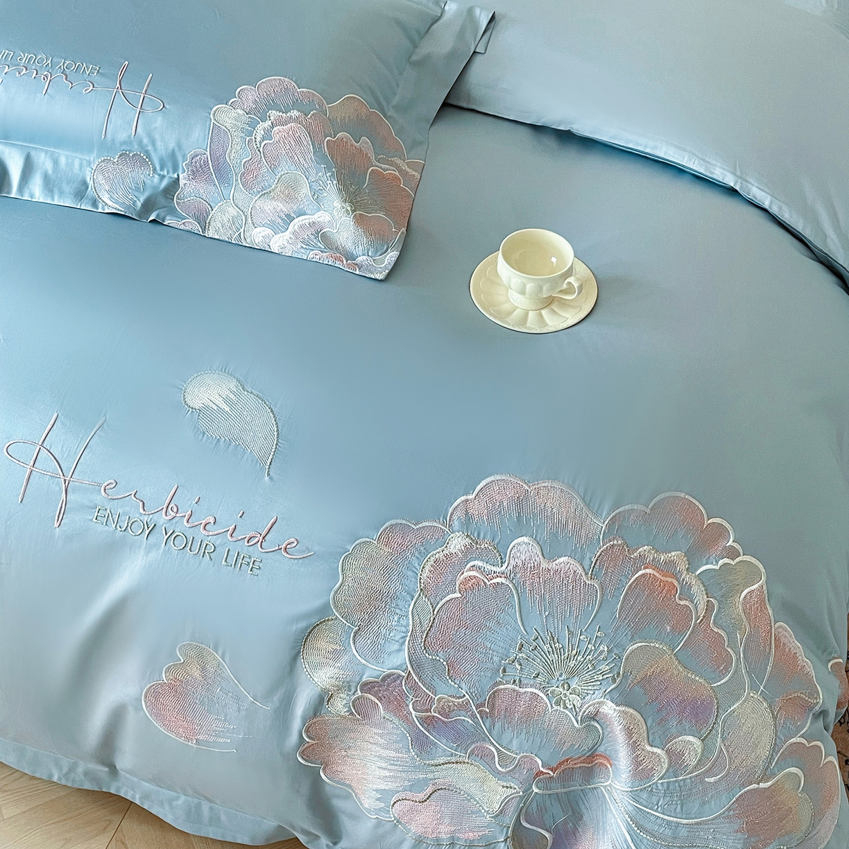 91家纺网 家纺一手货源 找家纺 置顶家纺 2026春夏新款130克磨毛花间集刺绣小清新四件套-风格二 花间集-天空蓝