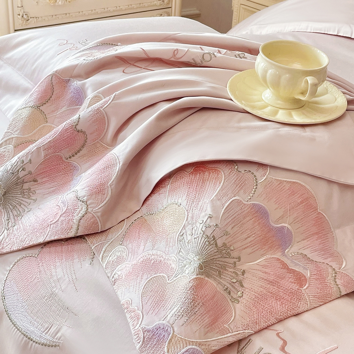 91家纺网 家纺一手货源 找家纺 置顶家纺 2026春夏新款130克磨毛花间集刺绣小清新四件套-风格二 花间集-粉