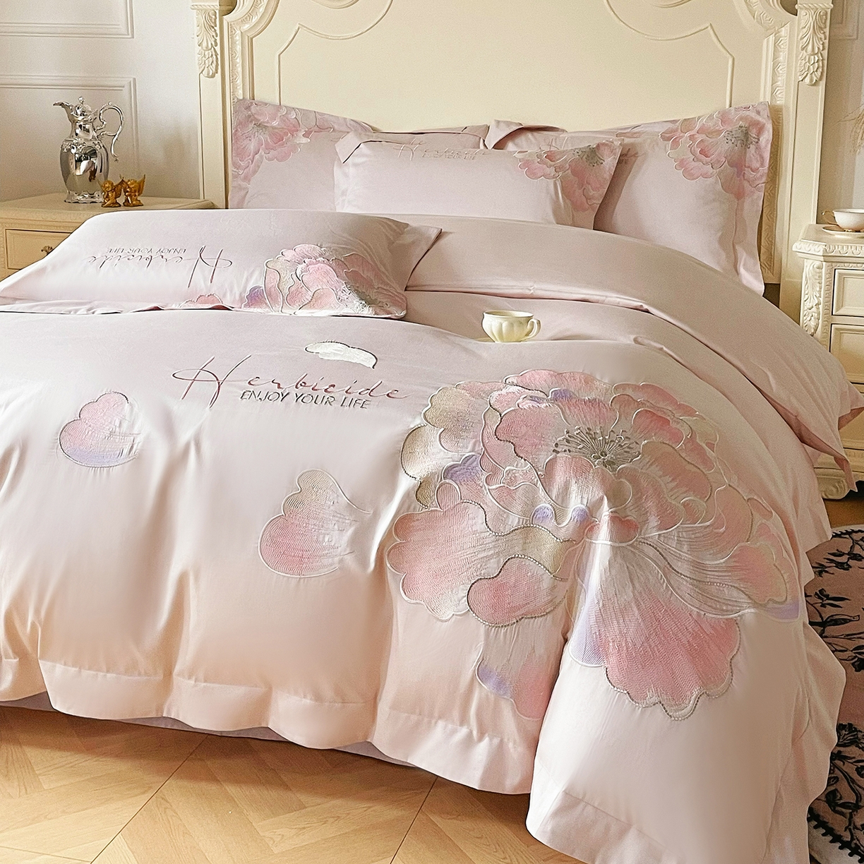 91家纺网 家纺一手货源 找家纺 置顶家纺 2026春夏新款130克磨毛花间集刺绣小清新四件套-风格二 花间集-粉