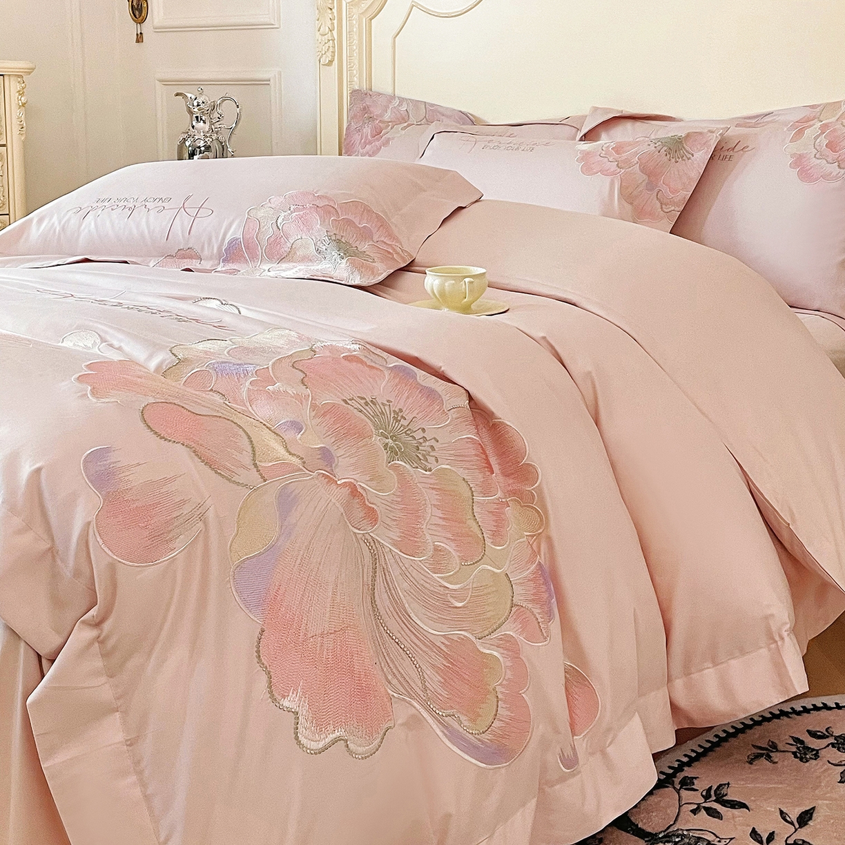 91家纺网 家纺一手货源 找家纺 置顶家纺 2026春夏新款130克磨毛花间集刺绣小清新四件套-风格二 花间集-粉