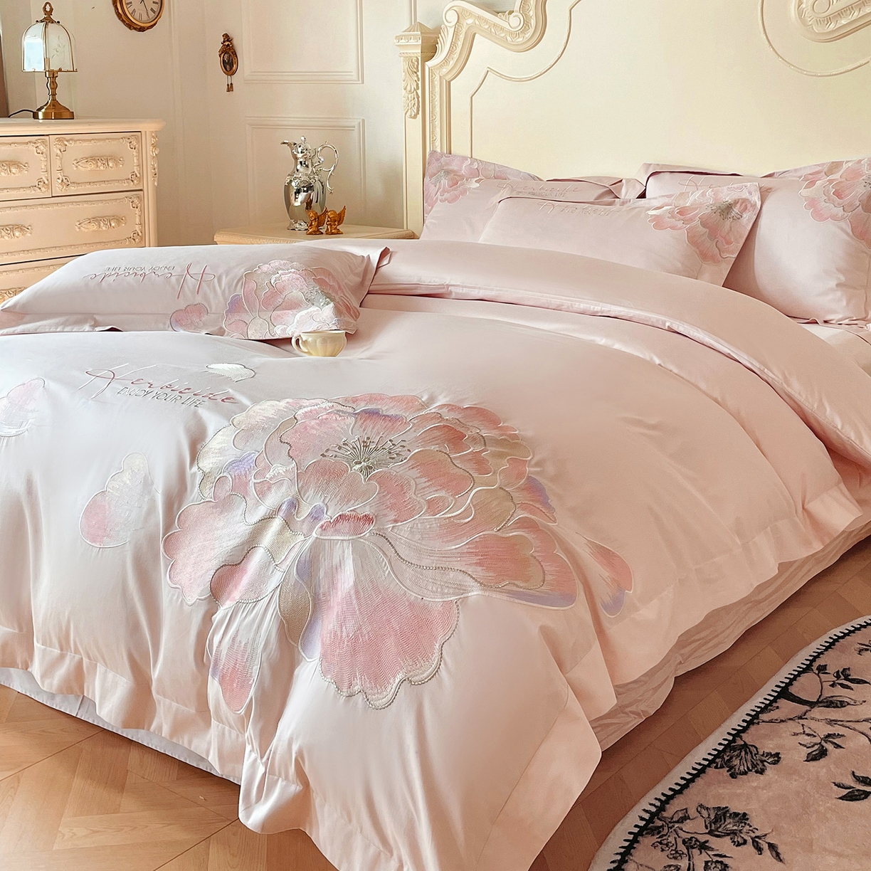 91家纺网 家纺一手货源 找家纺 置顶家纺 2026春夏新款130克磨毛花间集刺绣小清新四件套-风格二 花间集-粉