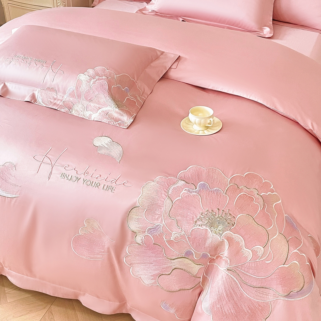 91家纺网 家纺一手货源 找家纺 置顶家纺 2026春夏新款130克磨毛花间集刺绣小清新四件套-风格二 花间集-浅豆沙