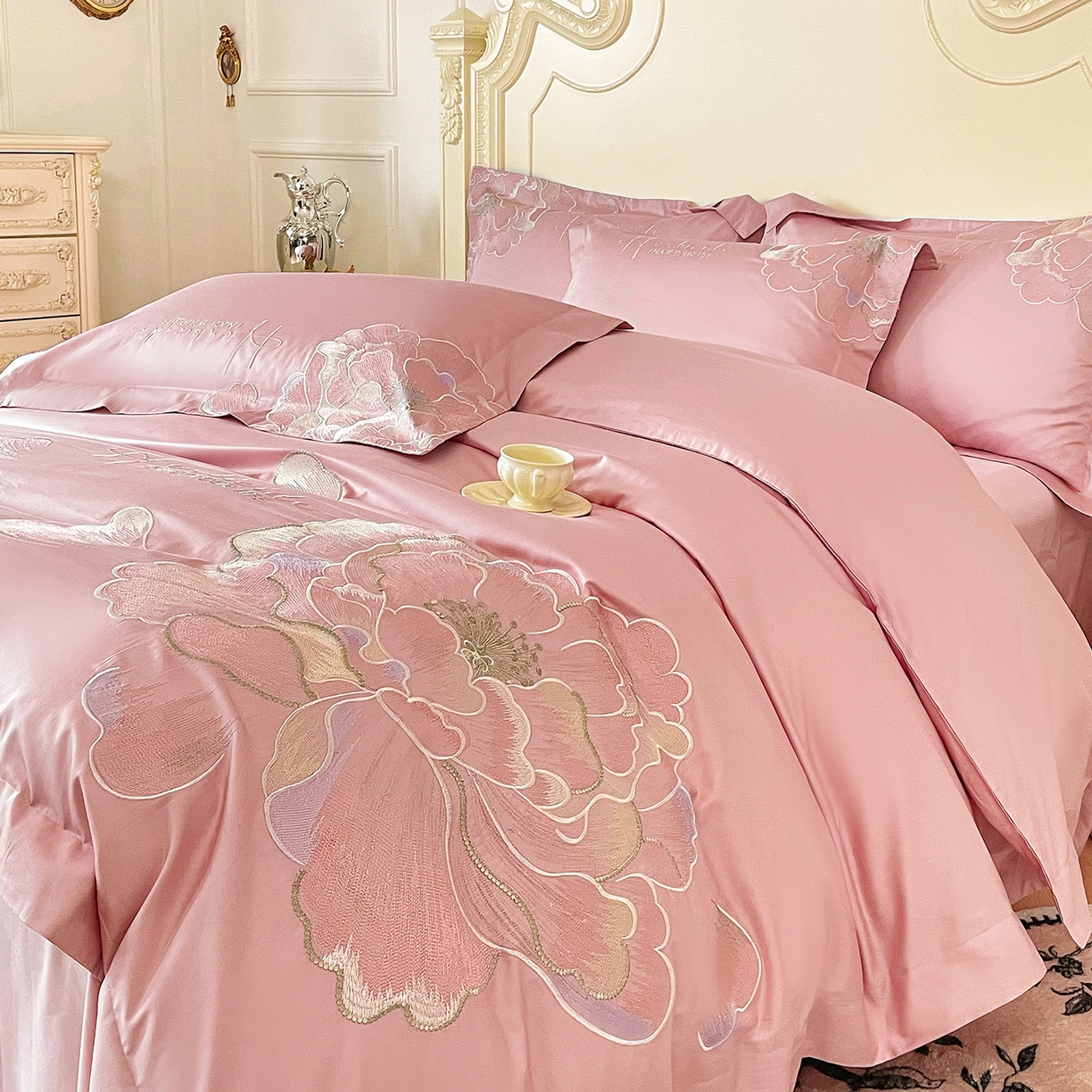 91家纺网 家纺一手货源 找家纺 置顶家纺 2026春夏新款130克磨毛花间集刺绣小清新四件套-风格二 花间集-浅豆沙