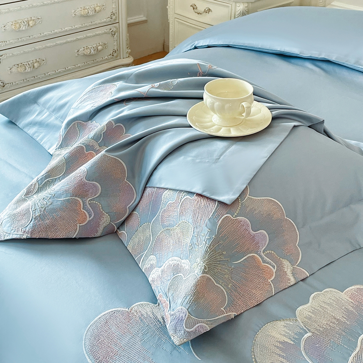 91家纺网 家纺一手货源 找家纺 置顶家纺 2026春夏新款130克磨毛花间集刺绣小清新四件套-风格二 花间集-天空蓝