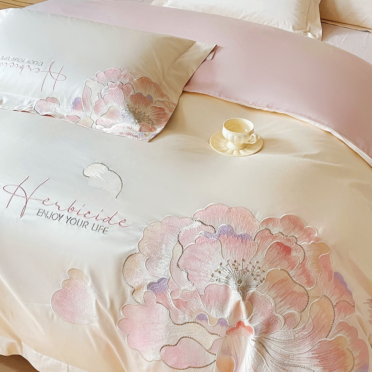 91家纺网 家纺一手货源 找家纺 （总）置顶家纺 2026春夏新款130克磨毛花间集刺绣小清新四件套-风格二