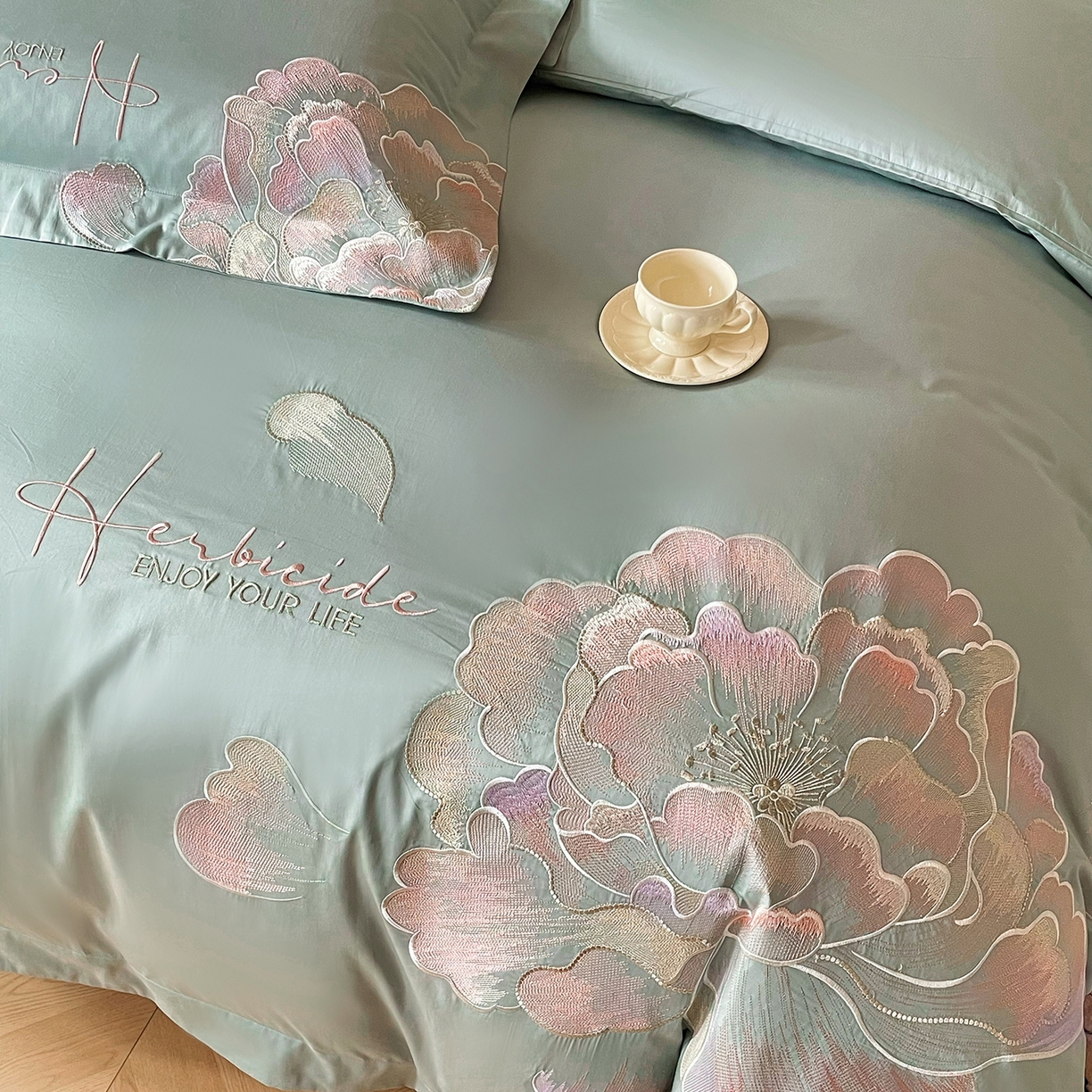 91家纺网 家纺一手货源 找家纺 置顶家纺 2026春夏新款130克磨毛花间集刺绣小清新四件套-风格二 花间集-繁星蓝