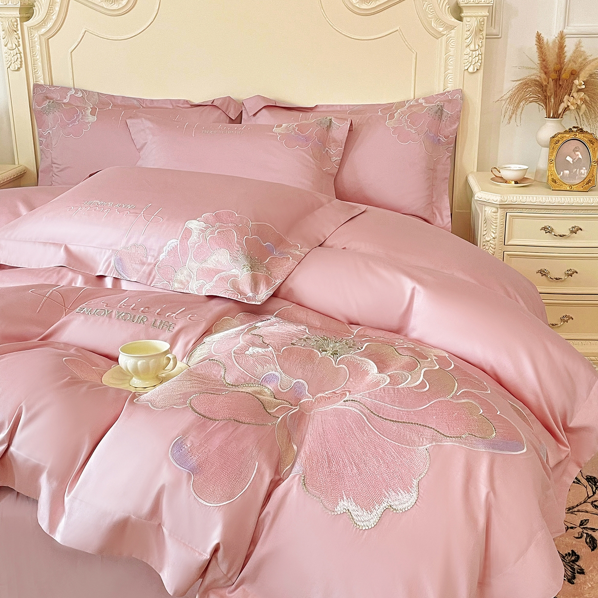 91家纺网 家纺一手货源 找家纺 置顶家纺 2026春夏新款130克磨毛花间集刺绣小清新四件套-风格二 花间集-浅豆沙