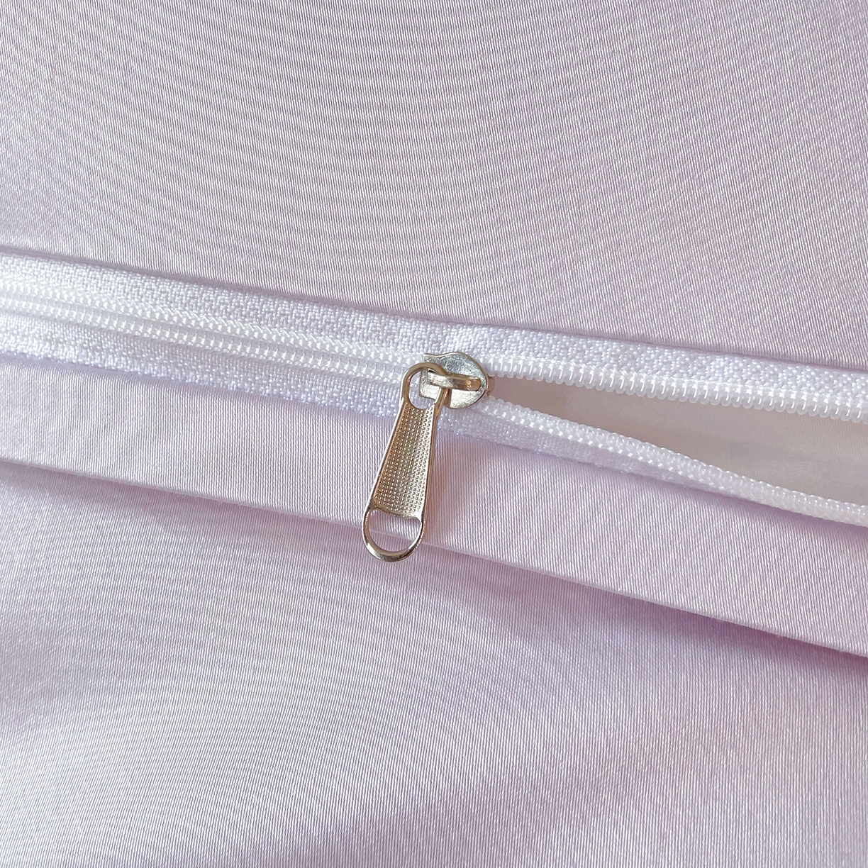 91家纺网 家纺一手货源 找家纺 置顶家纺 2026春夏新款130克磨毛花间集刺绣小清新四件套-风格二 花间集-白+香芋色