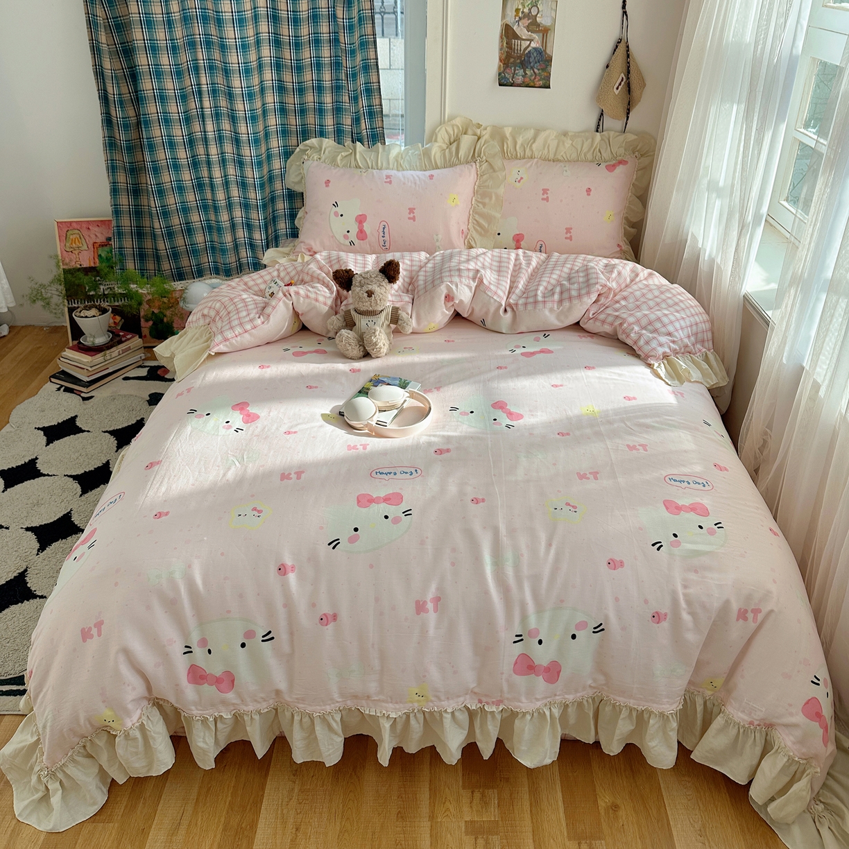 91家纺网 家纺一手货源 找家纺 瑞莱 2026春夏新款全棉纯棉印花韩系卡通花边四件套 小猫甜品屋