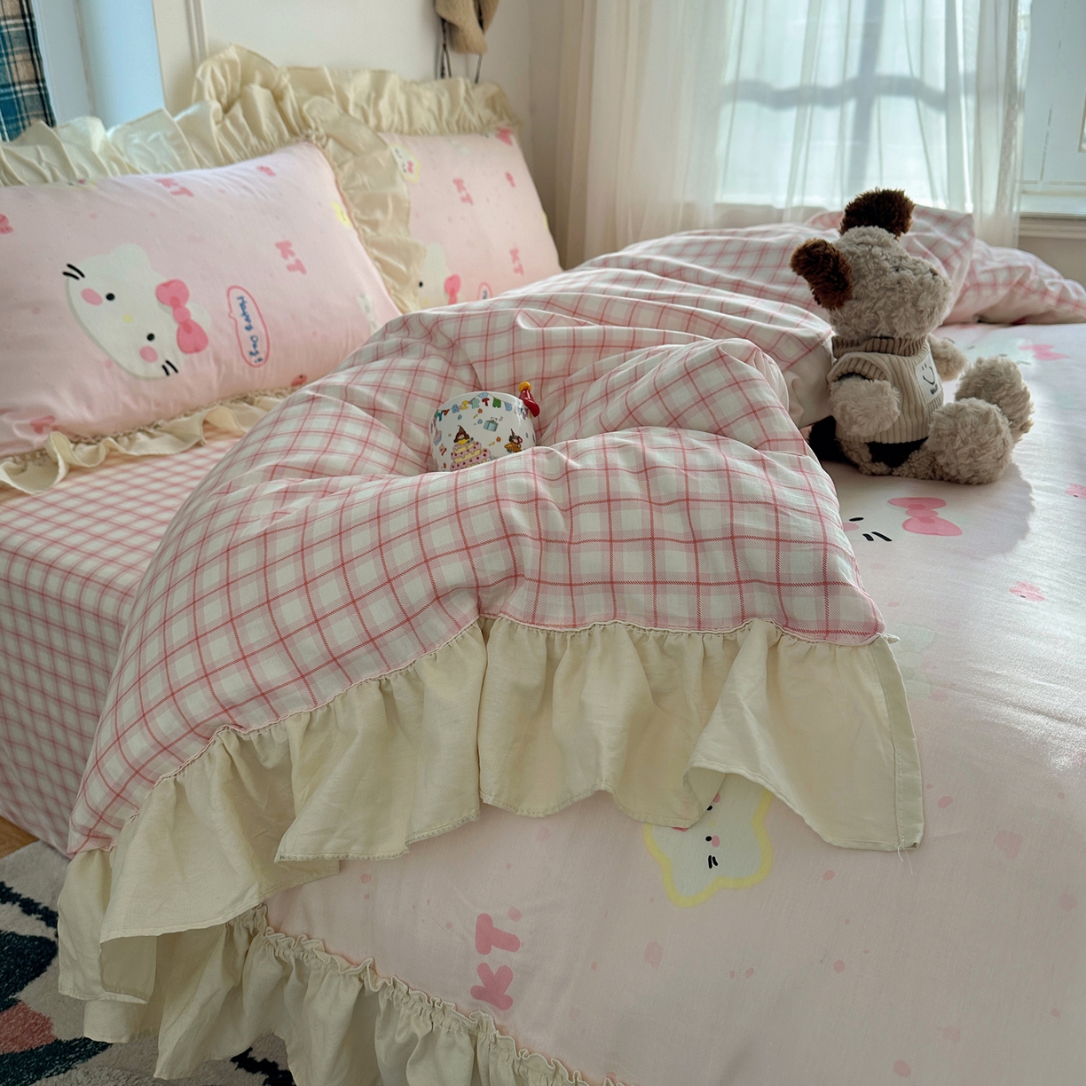 91家纺网 家纺一手货源 找家纺 瑞莱 2026春夏新款全棉纯棉印花韩系卡通花边四件套 小猫甜品屋