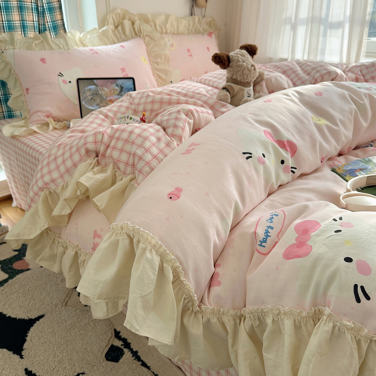 91家纺网 家纺一手货源 找家纺 瑞莱 2026春夏新款全棉纯棉印花韩系卡通花边四件套 小猫甜品屋
