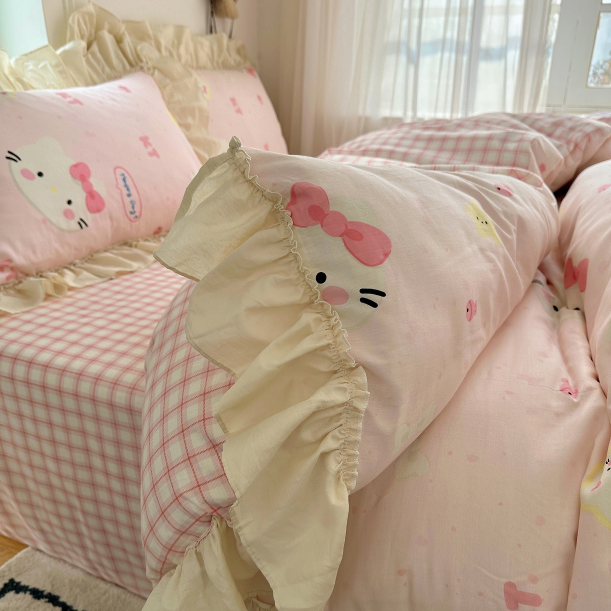 91家纺网 家纺一手货源 找家纺 瑞莱 2026春夏新款全棉纯棉印花韩系卡通花边四件套 小猫甜品屋