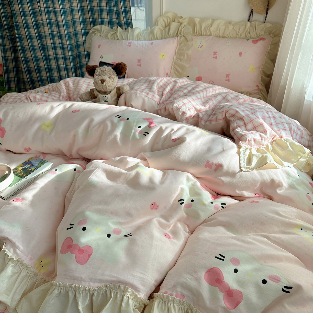 91家纺网 家纺一手货源 找家纺 瑞莱 2026春夏新款全棉纯棉印花韩系卡通花边四件套 小猫甜品屋