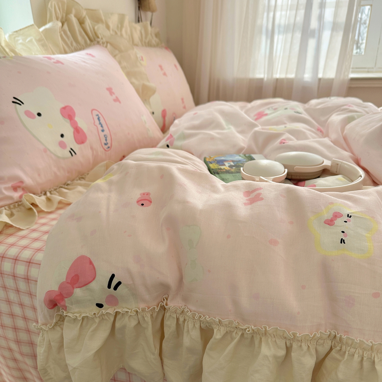 91家纺网 家纺一手货源 找家纺 瑞莱 2026春夏新款全棉纯棉印花韩系卡通花边四件套 小猫甜品屋