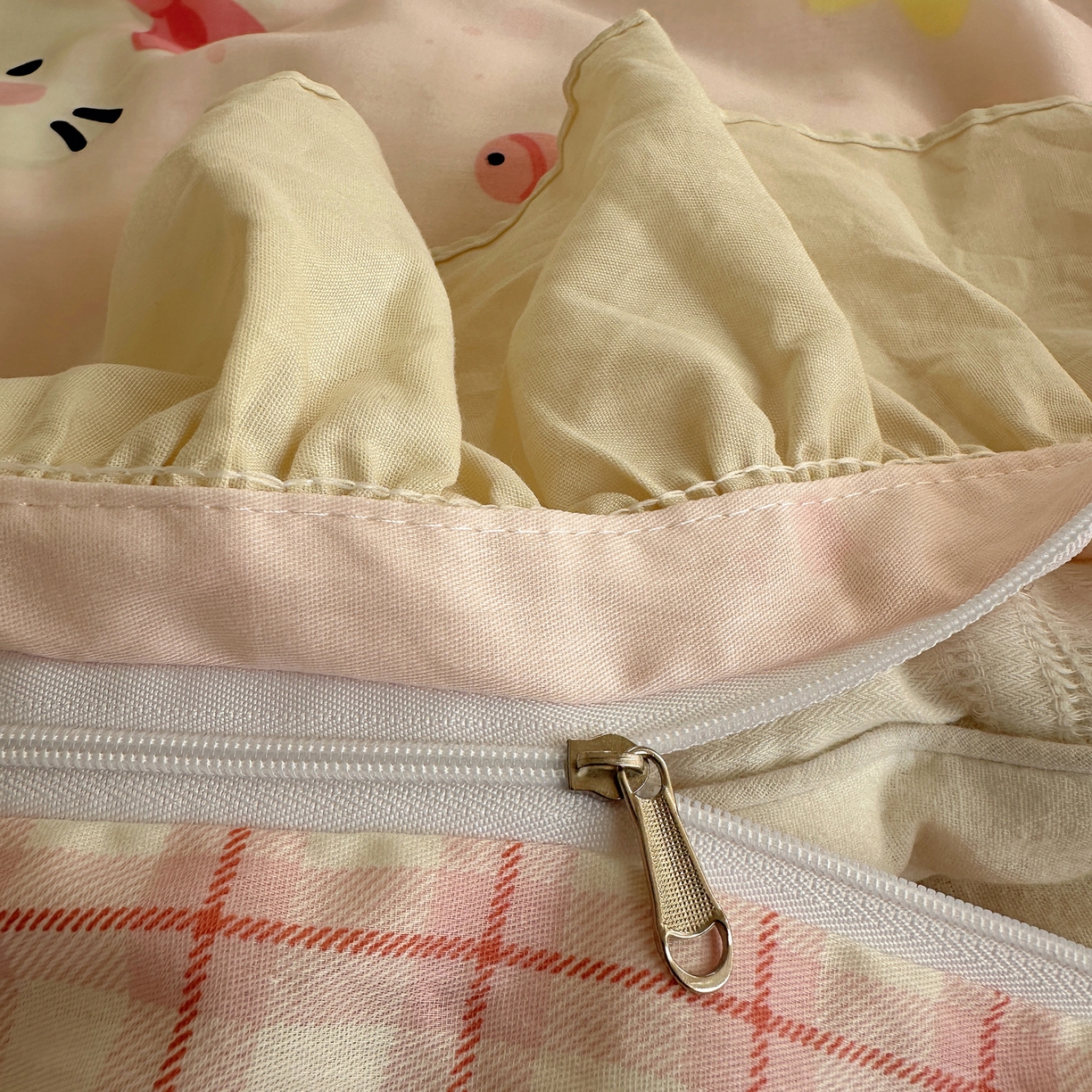 91家纺网 家纺一手货源 找家纺 瑞莱 2026春夏新款全棉纯棉印花韩系卡通花边四件套 小猫甜品屋